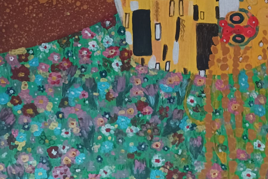 Detalle de la reproducción de la obra "El Beso" de Gustav Klimt.
